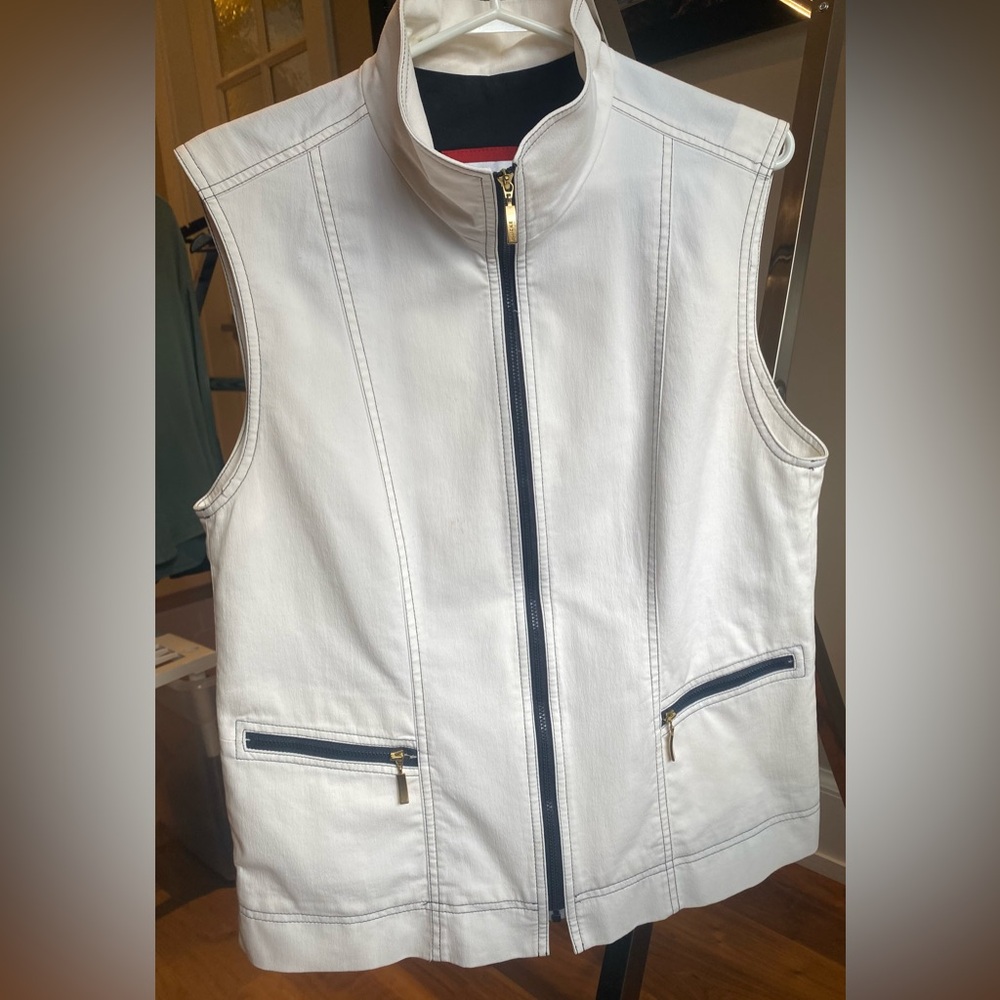 HUCKE White Zip-Front Vest with Navy Trim
